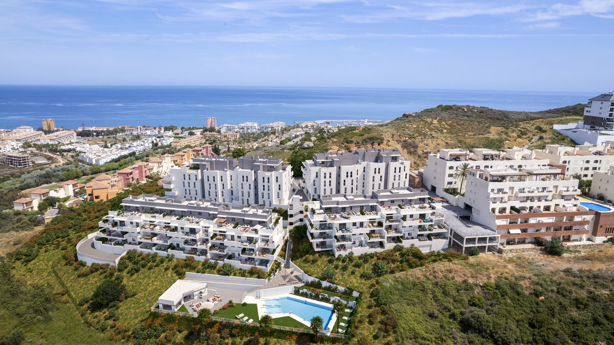 The development on the hill above Duquesa, with the sea behind (render)