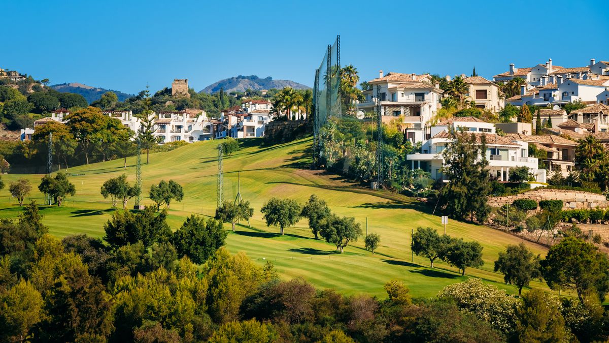 Golf and villas on the slopes of Benahavís
