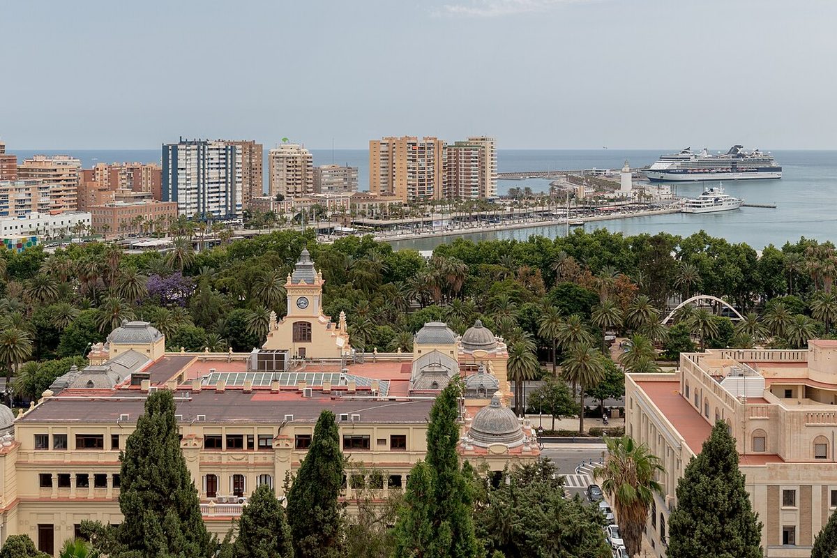 The town hall, the park and the port, seen from the Alcazaba