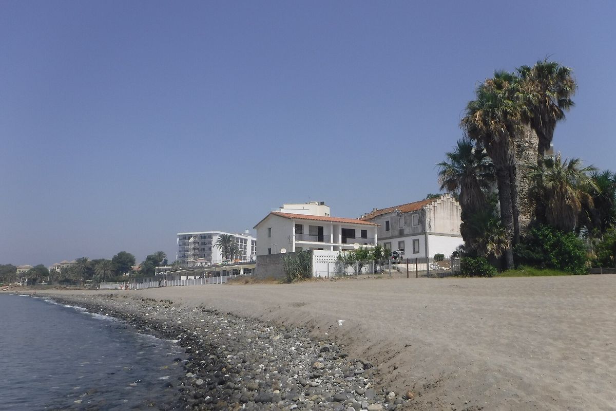 Playa de El Saladillo, with beachfront houses and palms