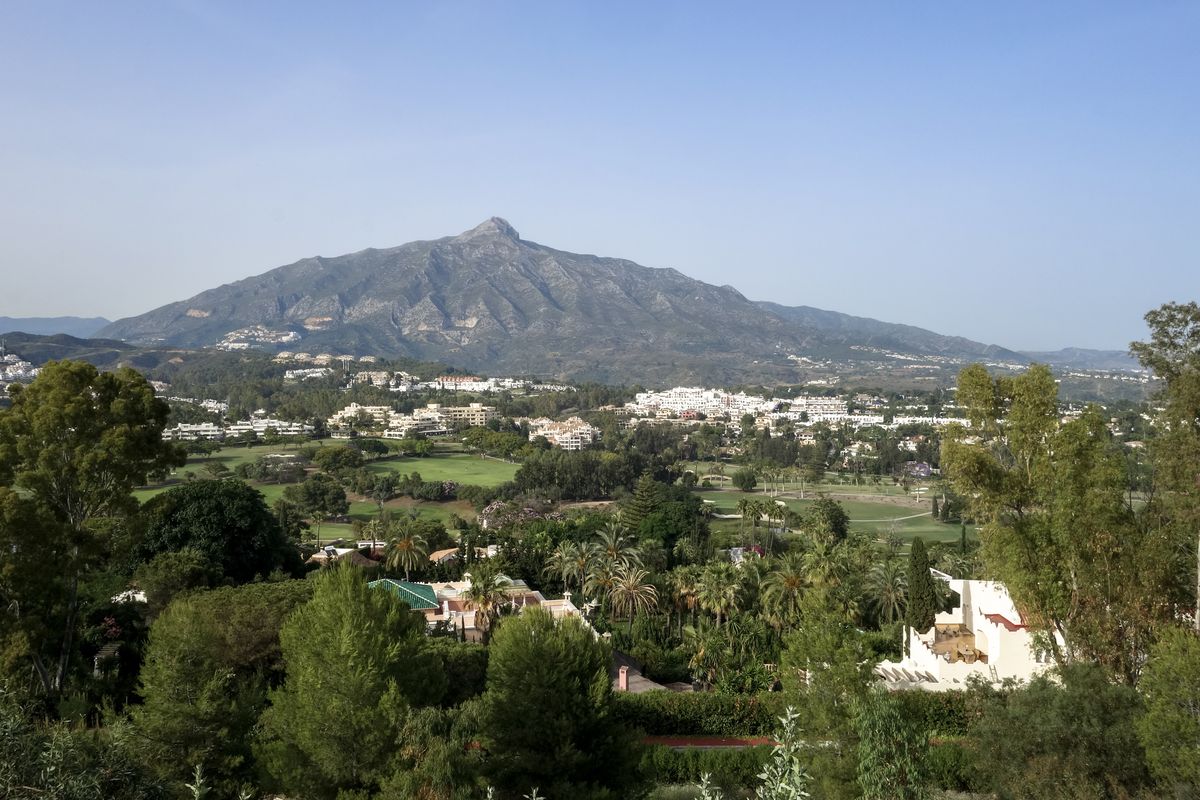 The golf courses of the valley from the air, with La Concha behind