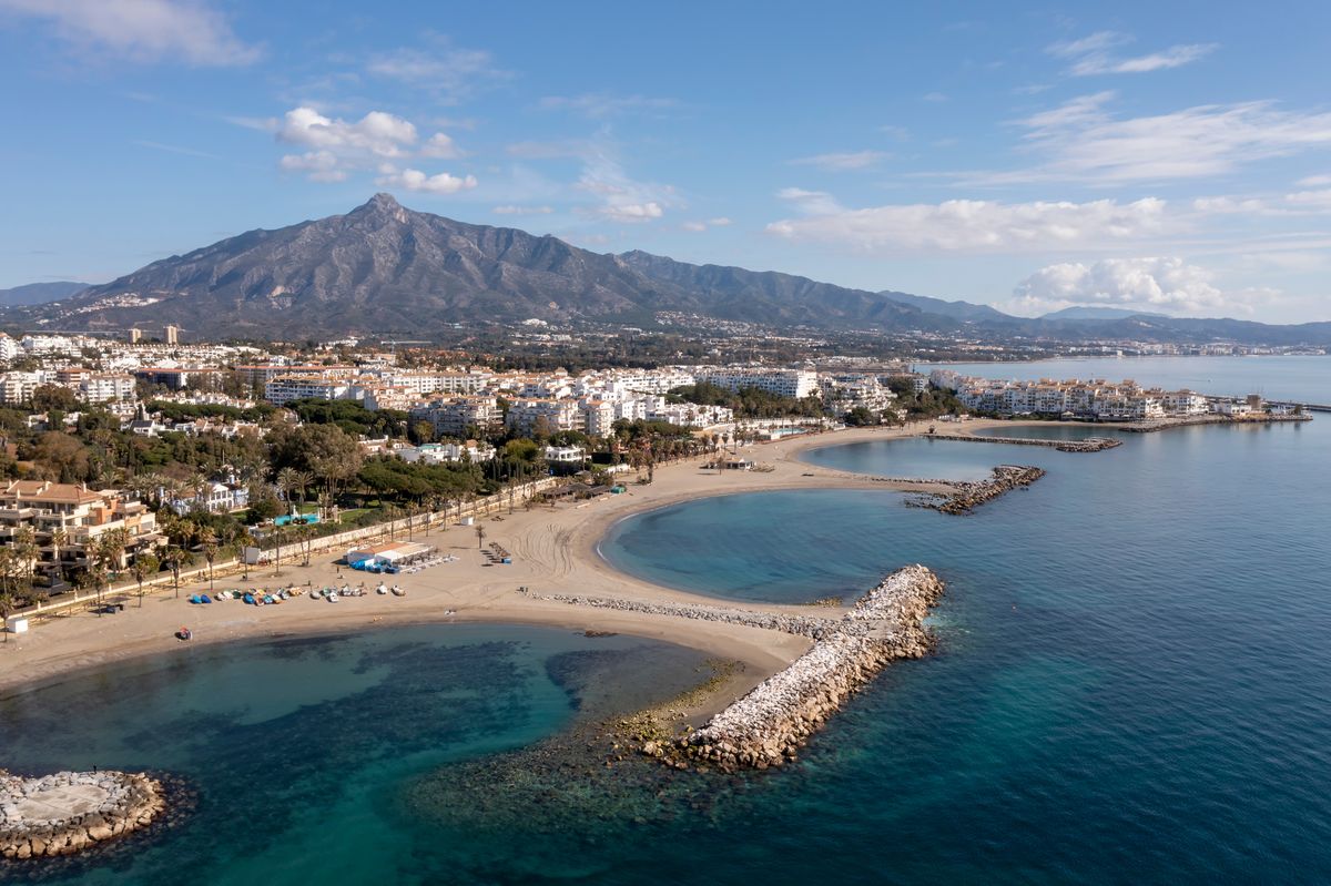 The breakwaters off the Nueva Andalucía beach
