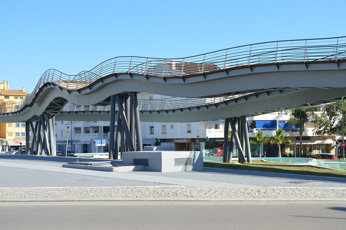 The wave-shaped footbridge on the bulevar