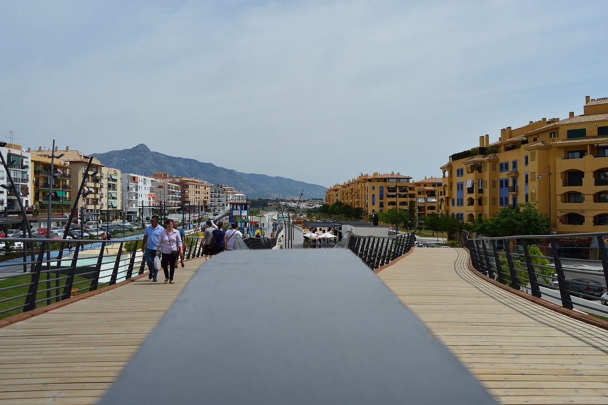 The raised walkway on the bulevar, with La Concha behind